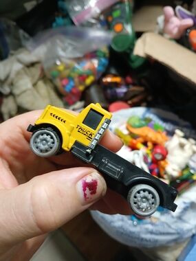 yellow diecast tow truck Pull Back Missing Tires 1:64 Scale
